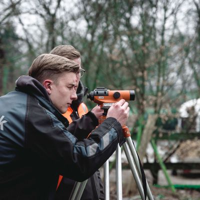 Norbert Farwick GmbH – Foto zwei Männer vermessen mit Messgerät